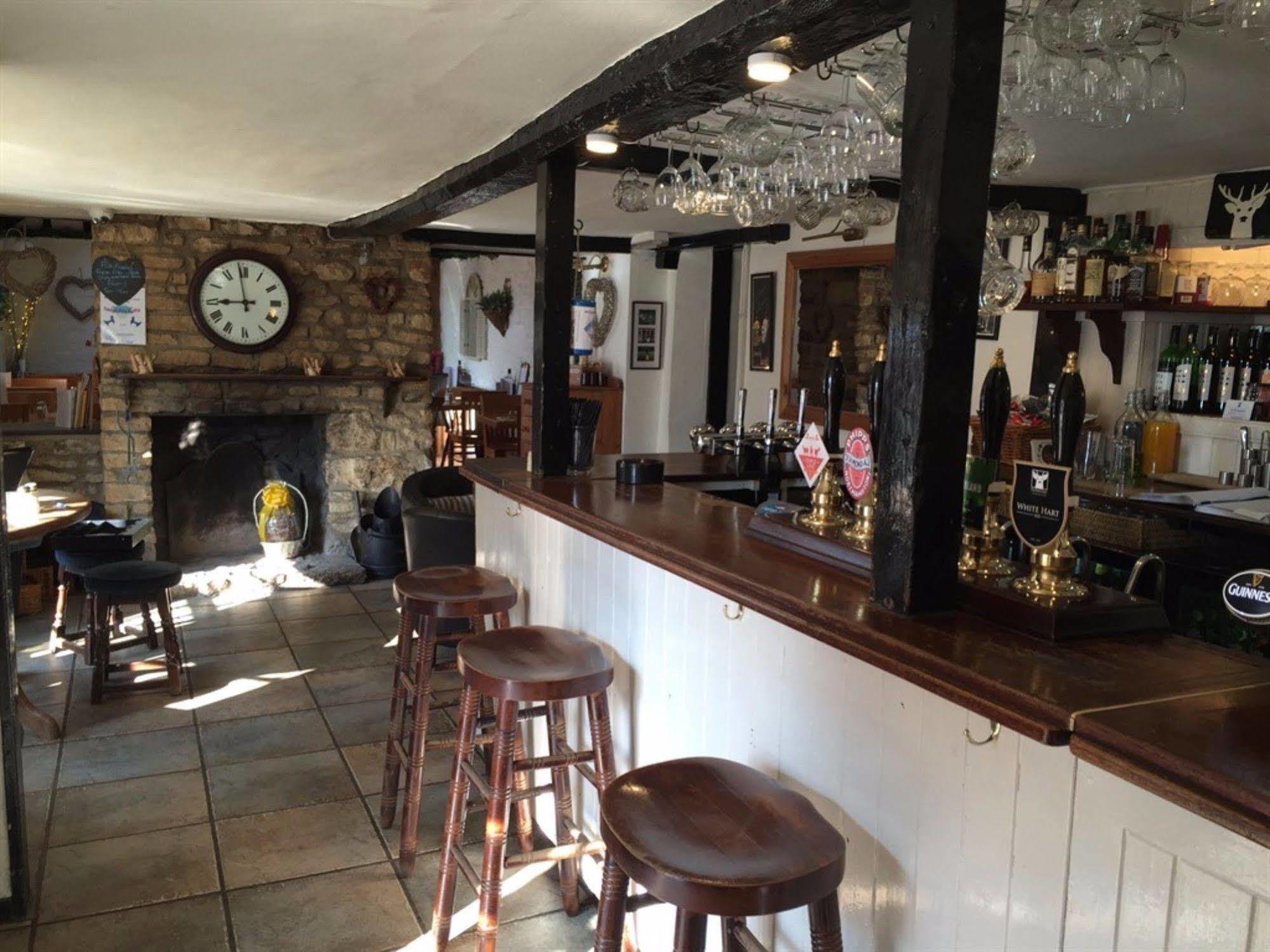 فندق The White Hart Sherington المظهر الخارجي الصورة