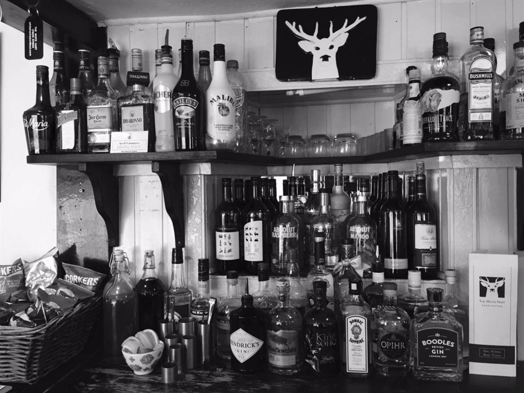 فندق The White Hart Sherington المظهر الخارجي الصورة