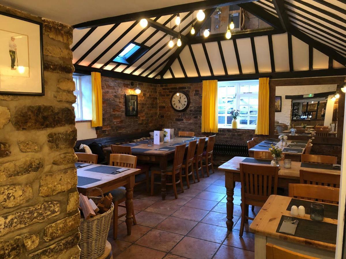 فندق The White Hart Sherington المظهر الخارجي الصورة
